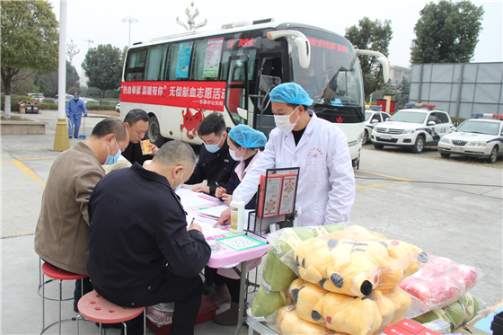 人民警察一心為民，捋袖捐血鐵血柔情——安康市公安局積極開(kāi)展冬季獻(xiàn)血活動(dòng)