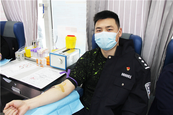 人民警察一心為民，捋袖捐血鐵血柔情——安康市公安局積極開(kāi)展冬季獻(xiàn)血活動(dòng)
