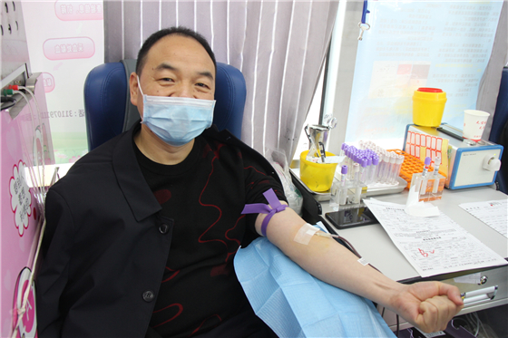 人民警察一心為民，捋袖捐血鐵血柔情——安康市公安局積極開(kāi)展冬季獻(xiàn)血活動(dòng)