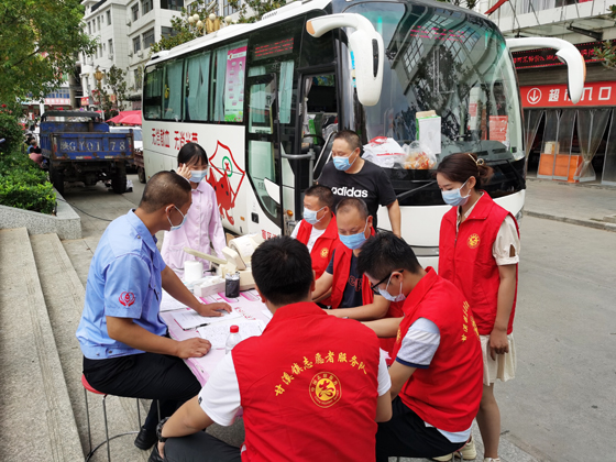 健康向上 熱心公益——旬陽(yáng)縣甘溪鎮(zhèn)積極組織無償獻(xiàn)血活動(dòng)