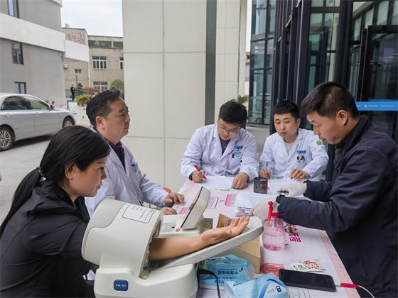 一“臂”之力，踐行醫(yī)者擔(dān)當(dāng)——安康市中心血站聯(lián)合漢濱區(qū)第三人民醫(yī)院開展無償獻血活動