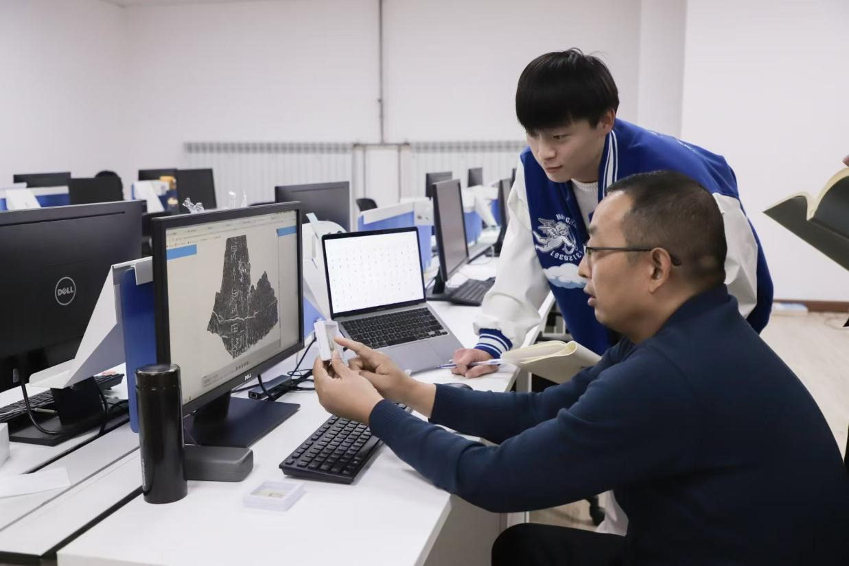 安陽師范學院甲骨文信息處理教育部重點實驗室，劉永革正在給學生講甲骨文。受訪者供圖