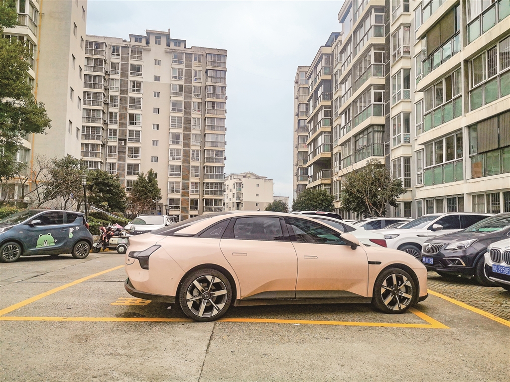 停放在黃色網(wǎng)格內(nèi)的車(chē)輛