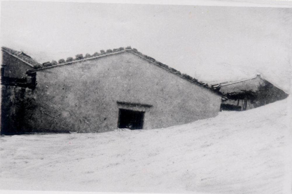 昔日的東山島風(fēng)沙掩埋部分村民村舍（資料照片）。