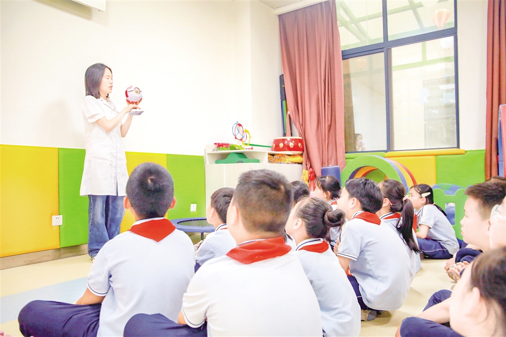 醫(yī)生向?qū)W生們科普護(hù)眼知識(shí)