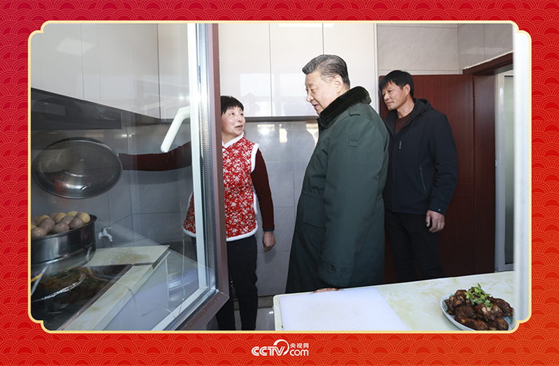 2025年春節(jié)前夕，習(xí)近平總書記在遼寧葫蘆島市綏中縣明水滿族鄉(xiāng)祝家溝村考察時，走進村民朱西存家看望。