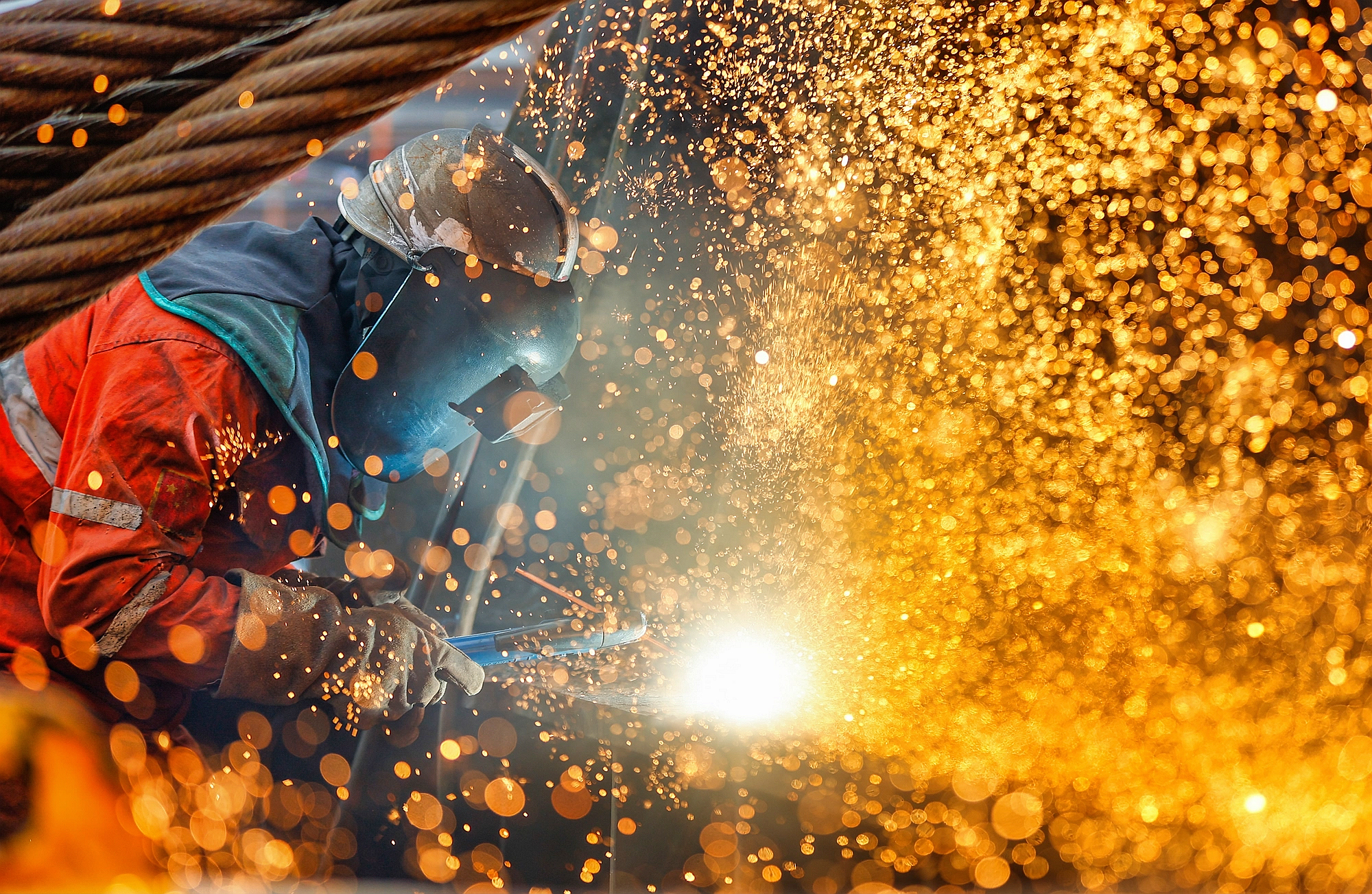 △ 2026年1月29日，在天津市濱海新區(qū)，海上油氣平臺(tái)建設(shè)工人進(jìn)行現(xiàn)場(chǎng)施工。