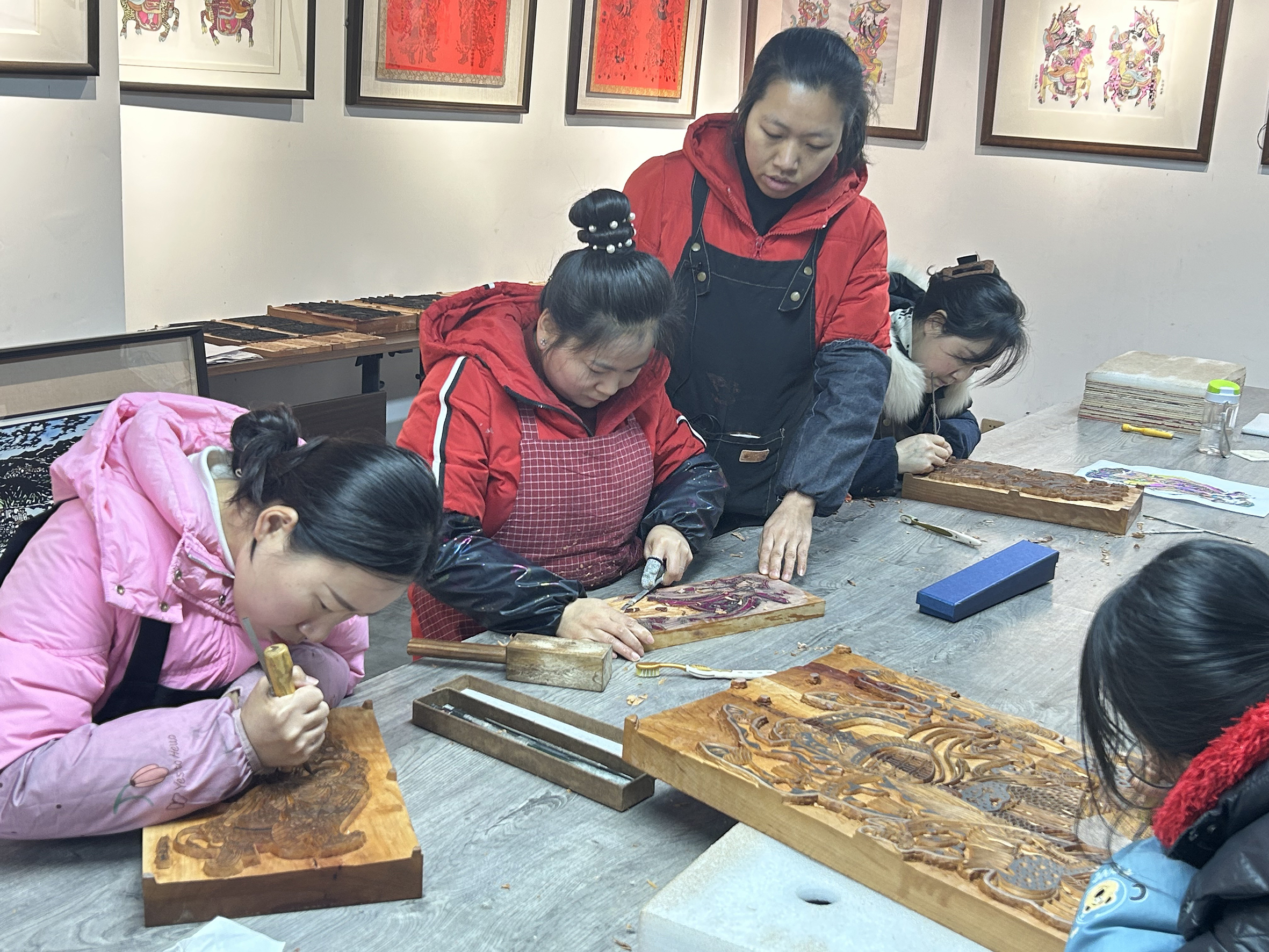 肖昌雙(左三)指導新成員創(chuàng)作。記者 朱潔 攝