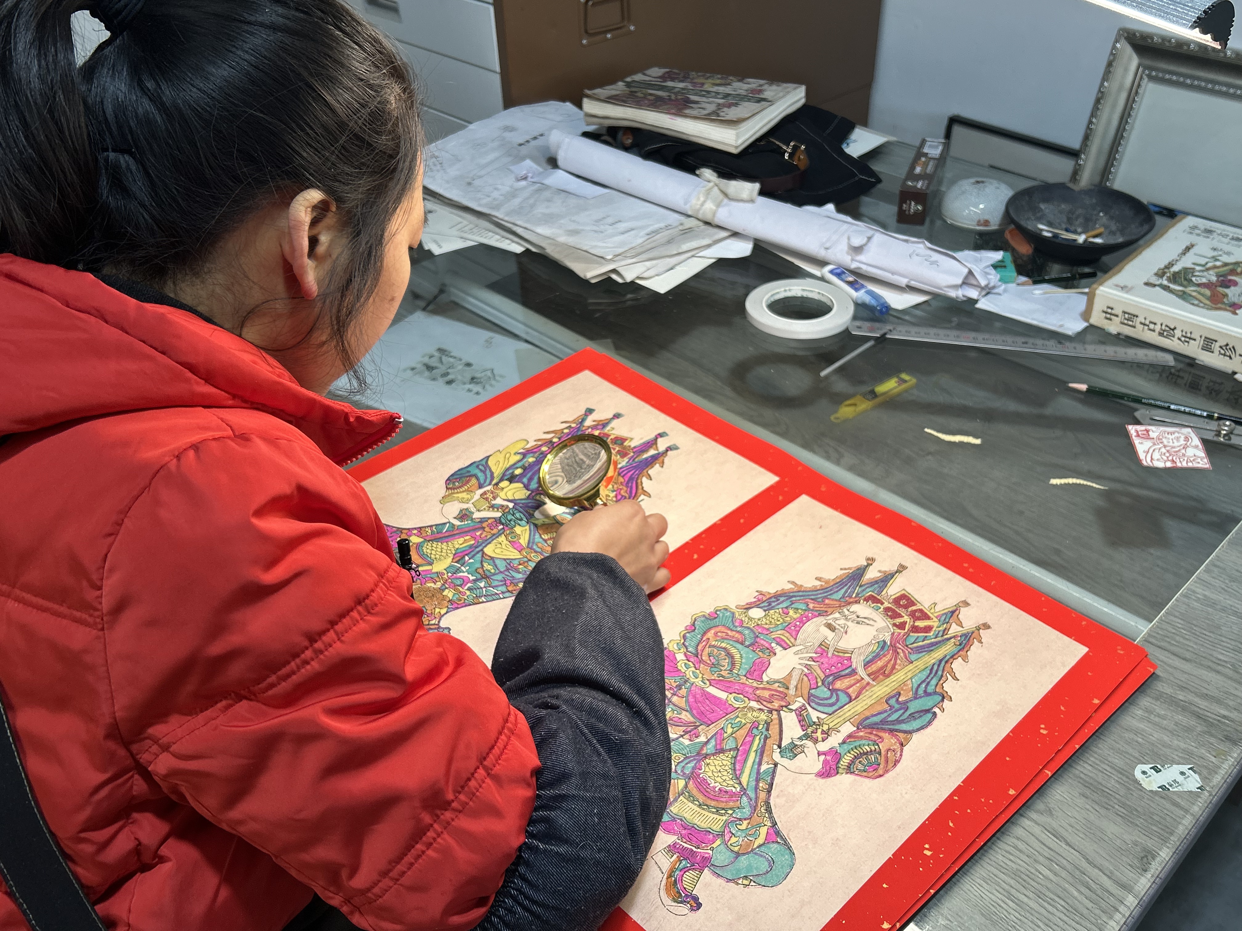 肖昌雙在學習傳統(tǒng)紋樣 記者 朱潔 攝