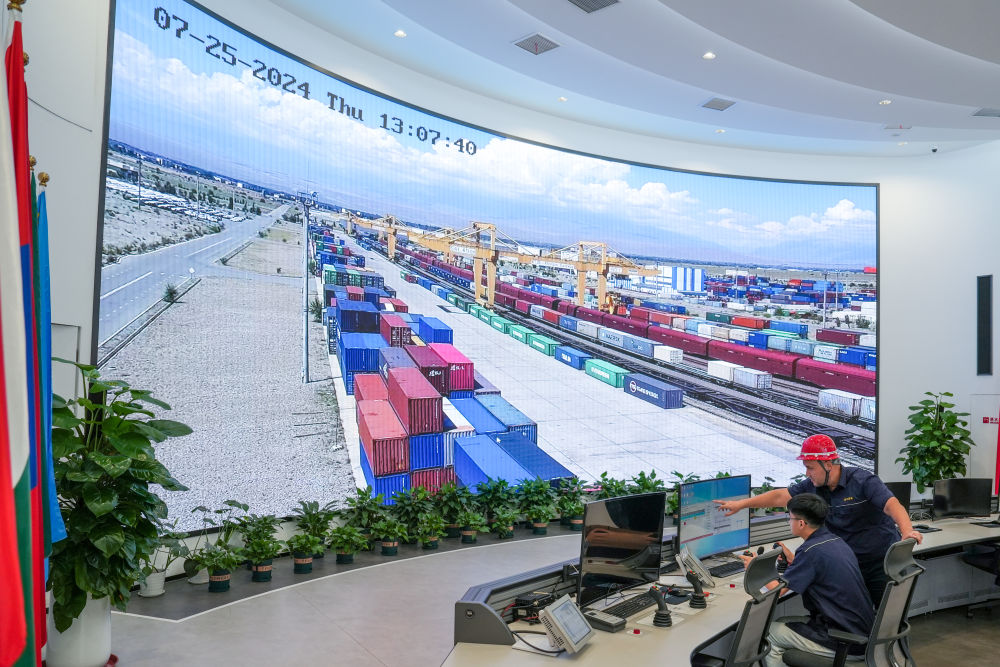 △ 在中哈（連云港）物流合作基地，工作人員通過“中哈物流場站”信息化跟蹤系統(tǒng)查看集裝箱運輸情況（2024年7月25日攝）。