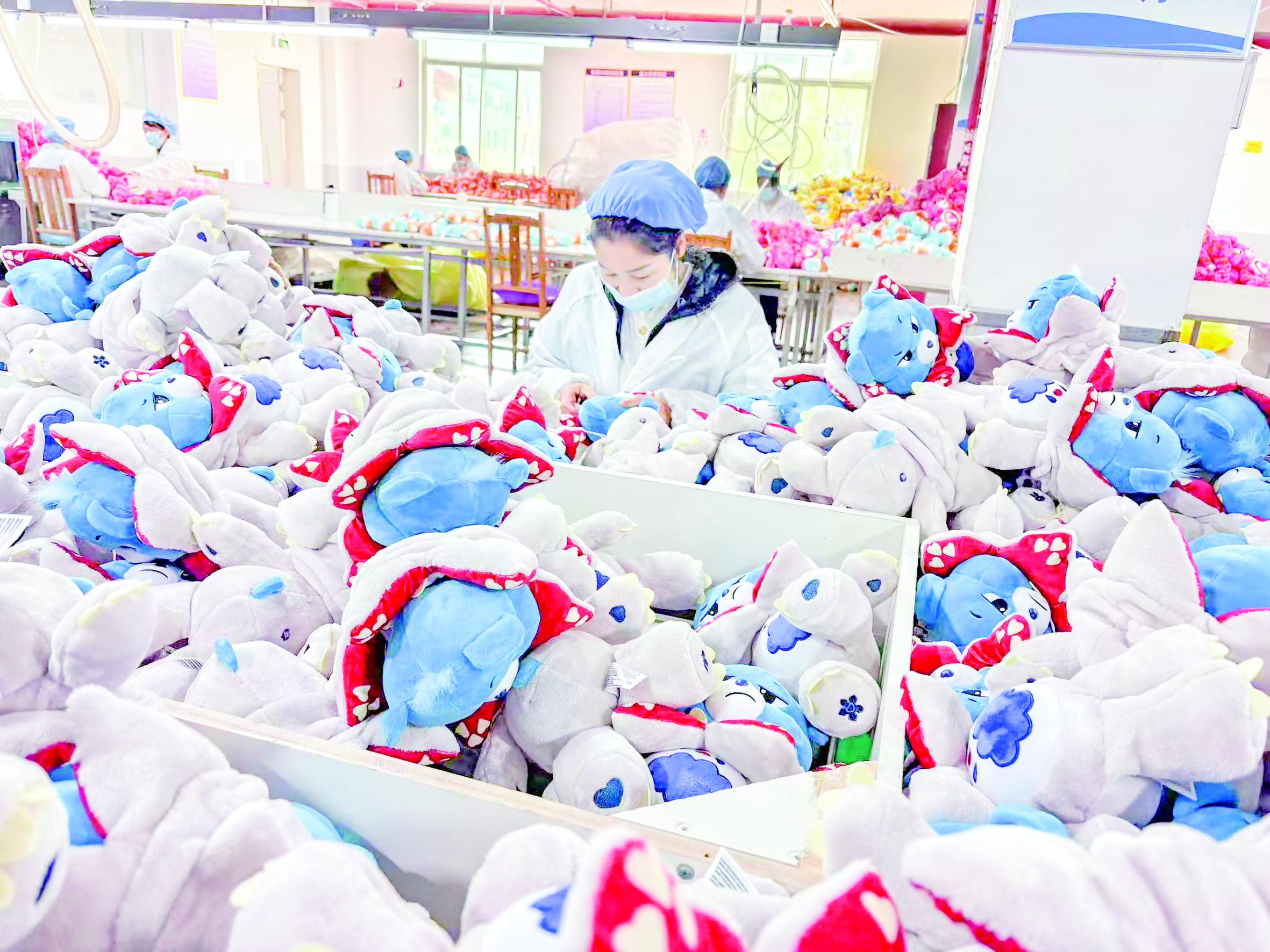 安康恒安玩具有限公司生產車間內工人正在制作玩偶 郭颯 攝