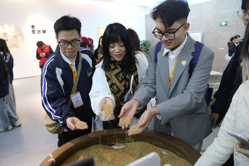 2026年3月30日，參加“紅色研學之旅”的越南青年在河北參觀新農(nóng)村建設。