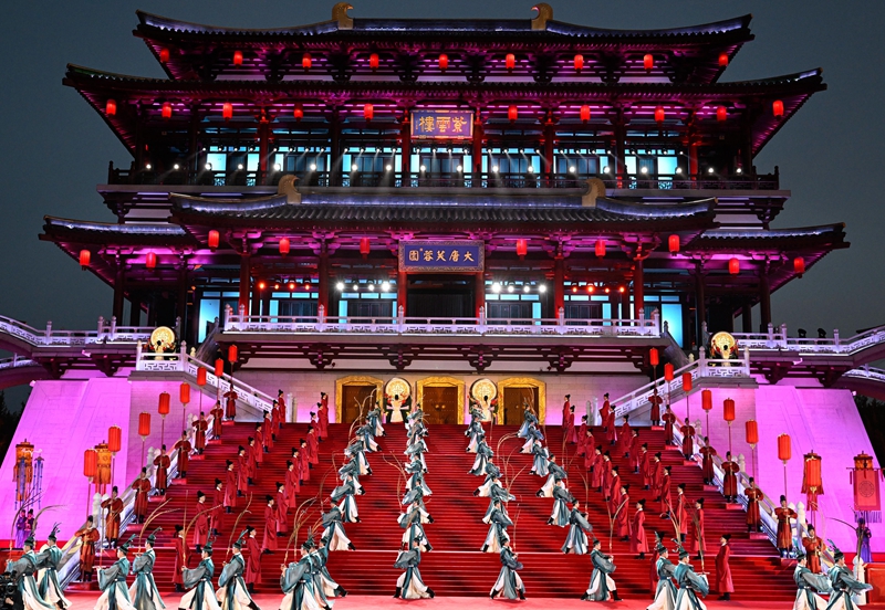 這是2023年5月18日在陜西省西安市大唐芙蓉園拍攝的中國—中亞峰會(huì)歡迎儀式。