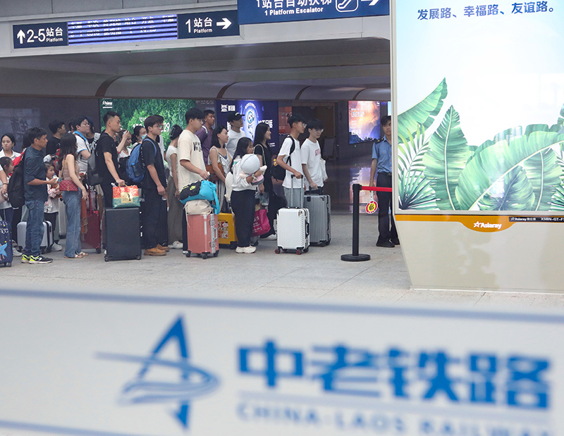 在云南景洪市的中老鐵路西雙版納站，旅客有序進(jìn)入站臺(tái)乘車（2023年10月5日攝）。