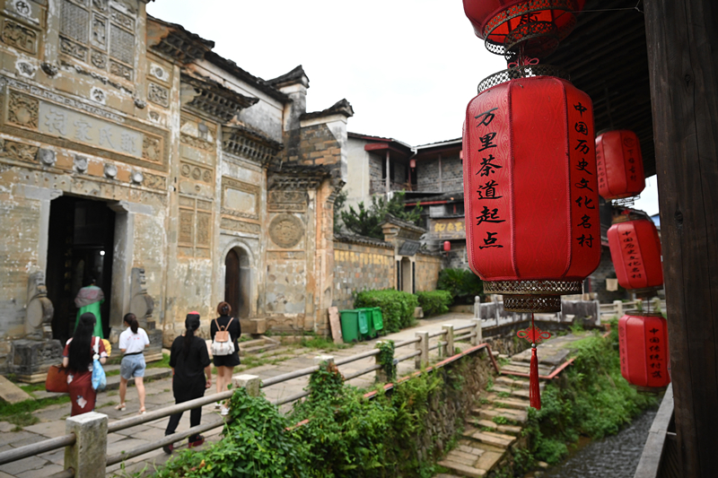 2023年9月5日，游客在福建武夷山下梅村參觀。