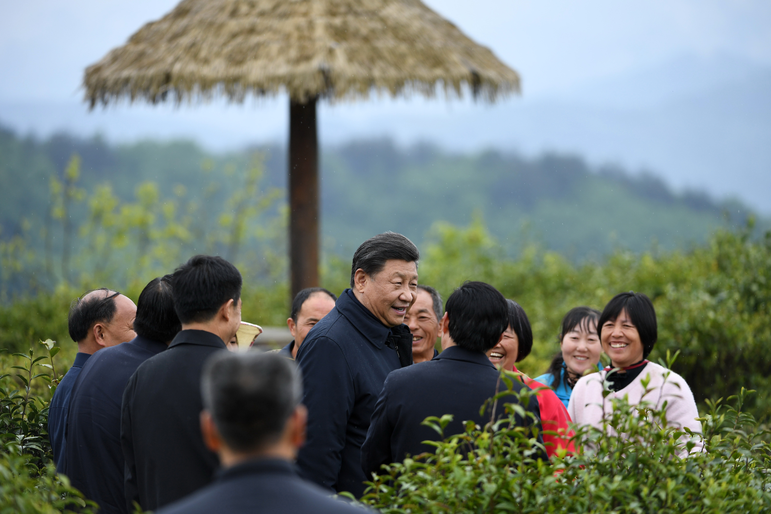 2020年4月21日，習近平在安康市平利縣老縣鎮(zhèn)蔣家坪村女媧鳳凰茶業(yè)現(xiàn)代示范園區(qū)，同茶農(nóng)們親切交談。